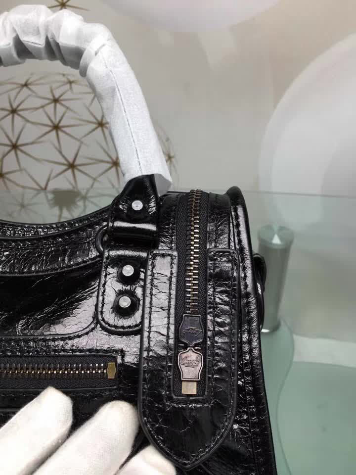 BALENCIAG巴黎世家 經典款 義大利進口原版油蠟頭層牛皮 古銅釘黑色 時尚百搭 手提肩背斜挎包  BL1308